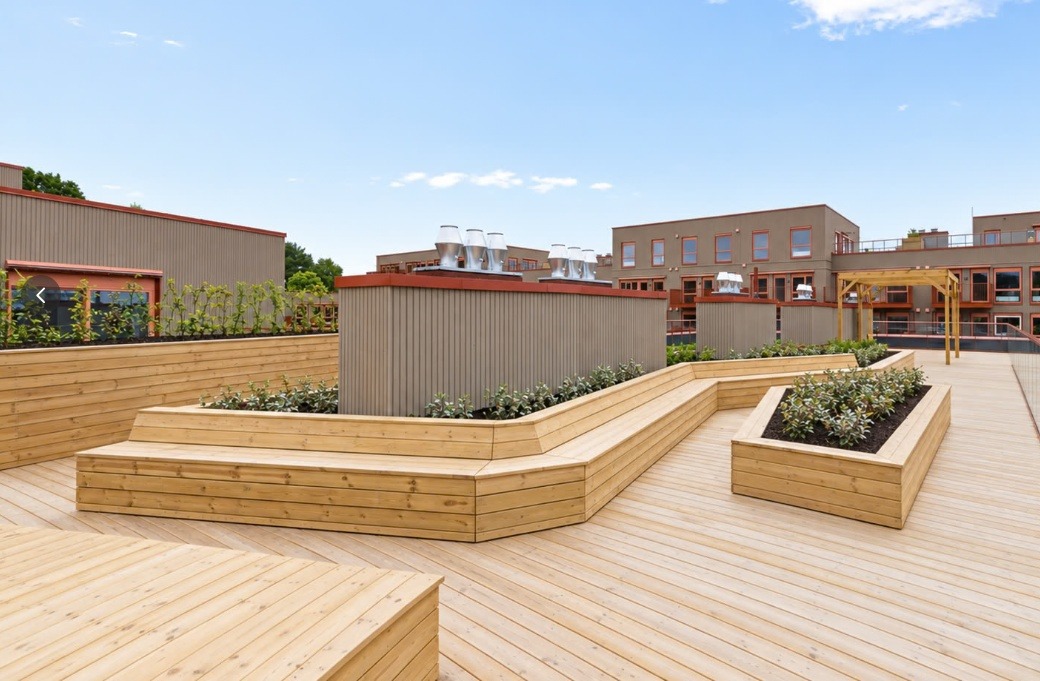 Illustrasjon | Beboerne får glede av felles takterrasser med blant annet sittegrupper, utekjøkken og pergola. Det blir også opparbeidet plantekasser med mulighet for dyrking av grønnsaker og andre nyttevekster. Bilde tatt rett før ferdigstillelse